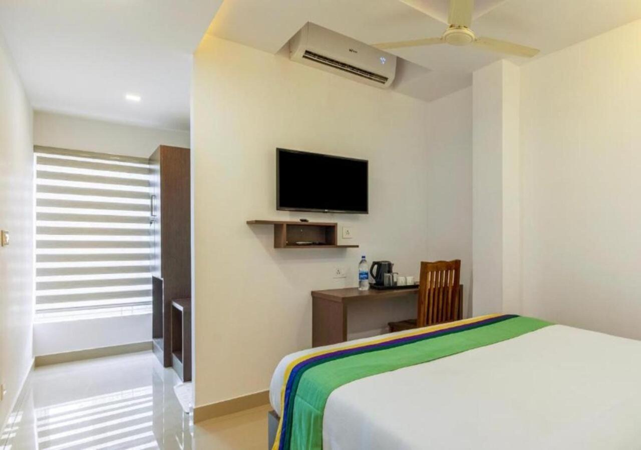Airport Avenue Plaza Hotel Nedumbassery Exterior photo